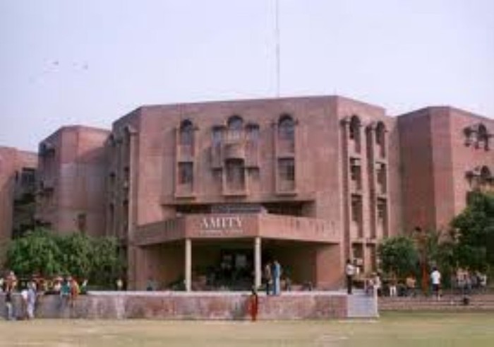 Đại học Hữu nghị (The Amity University) đã được thành lập năm 2005, là một trong những trường Đại học tư nhân hàng đầu ở Ấn Độ với hơn 80.000 sinh viên và nghiên cứu sinh. Trường nổi tiếng với các ngành đào tào công nghệ cao, nhiều khóa sinh viên được các công ty tên tuổi “đặt hàng” trước khi tốt nghiệp.